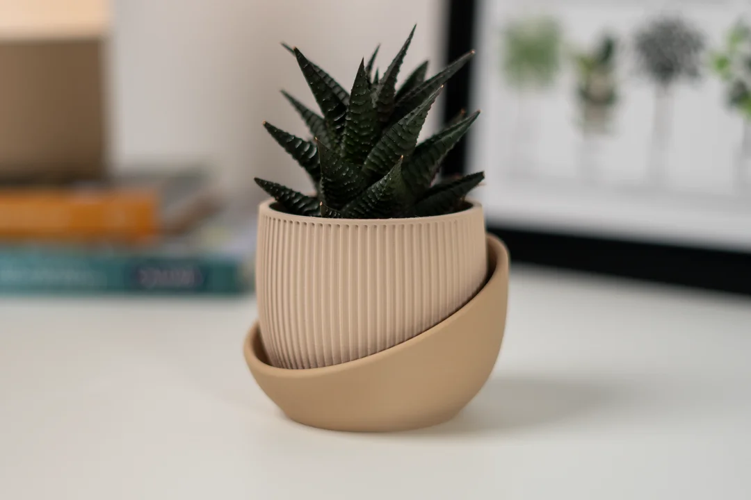 Eero Planter w/ drip tray